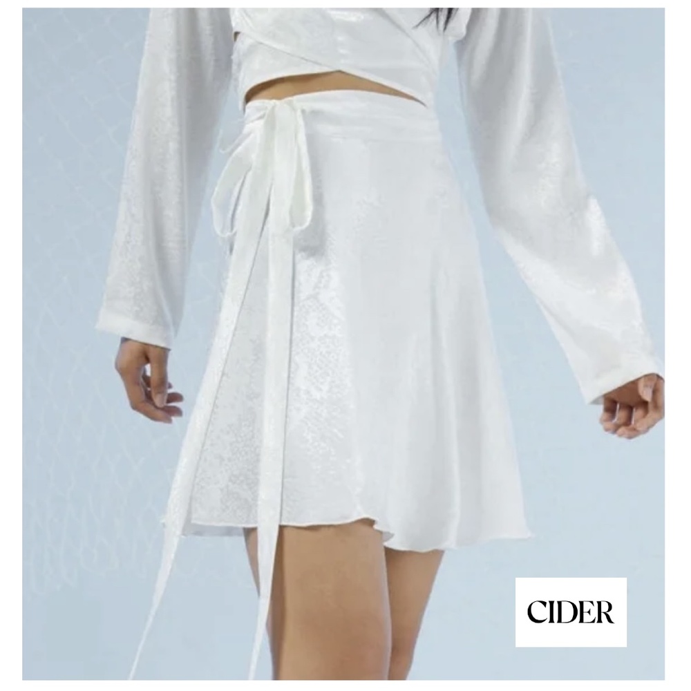 Cider White Satin Mini Wrap Skirt Size Large